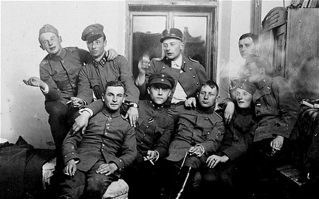 WW1 фотографии демонстрируют любовь немецких летчиков к шампанскому