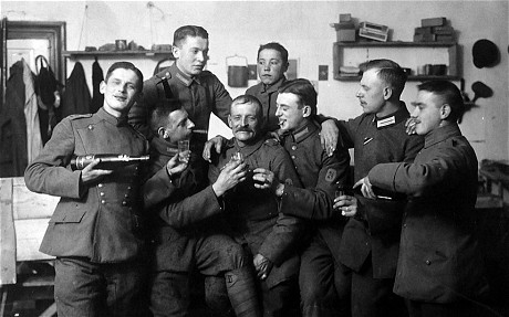 WW1 фотографии демонстрируют любовь немецких летчиков к шампанскому